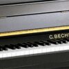 Piano acoustique droit C.BECHSTEIN 118 CLASSIC Noir Brillant Clavier de piano noir avec marque C. Bechstein.