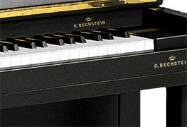 Piano acoustique droit C.BECHSTEIN 118 CLASSIC Noir Brillant Clavier d'un piano C. Bechstein noir.