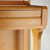 Piano acoustique droit C.BECHSTEIN 118 CONTUR Chêne Clair Détail d'un piano droit en bois clair.