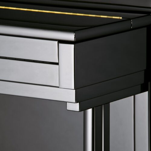 Coin d'un piano moderne noir et argenté