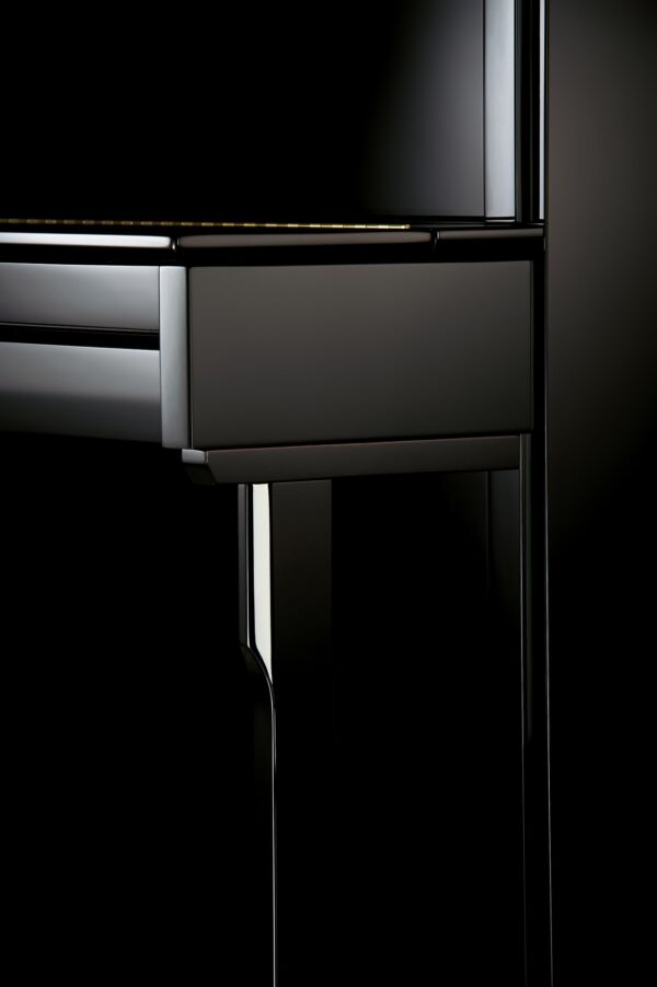 Piano acoustique droit C.BECHSTEIN A114 Noir Brillant Détail d'un piano noir moderne et brillant.