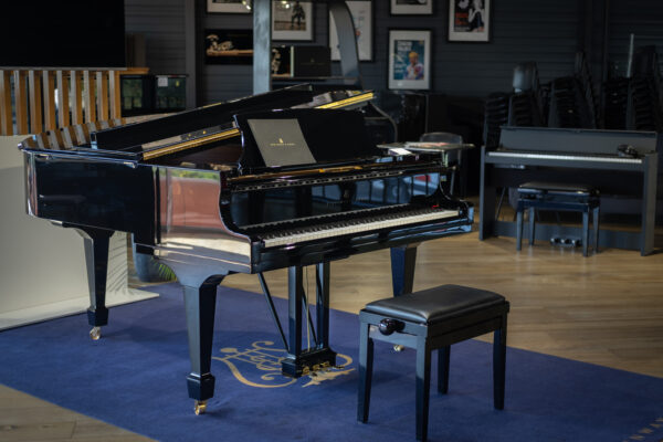 Piano de concert Steinway B211 noir brillant